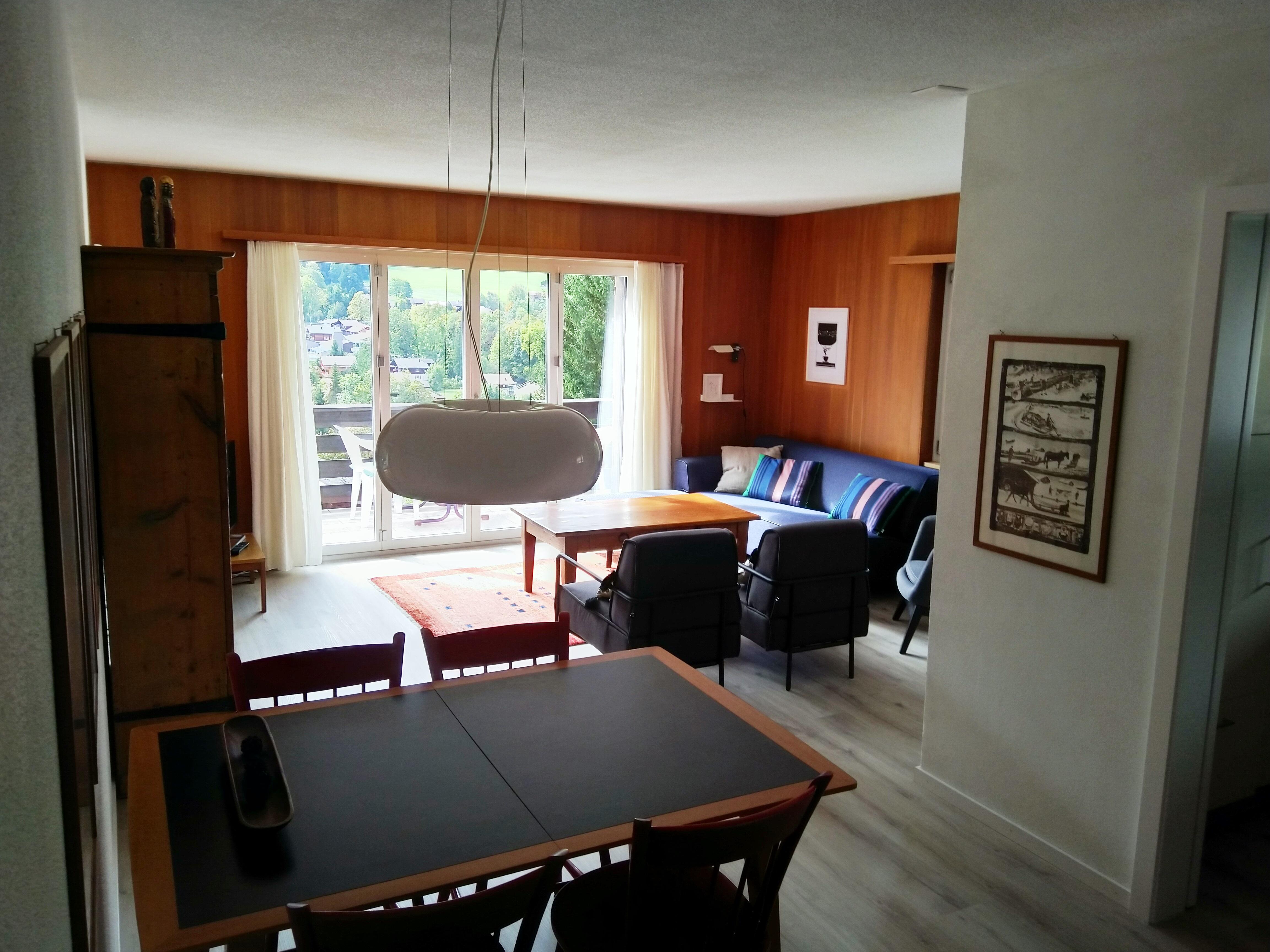 Esstisch und Wohnzimmer Esstisch und Wohnzimmer