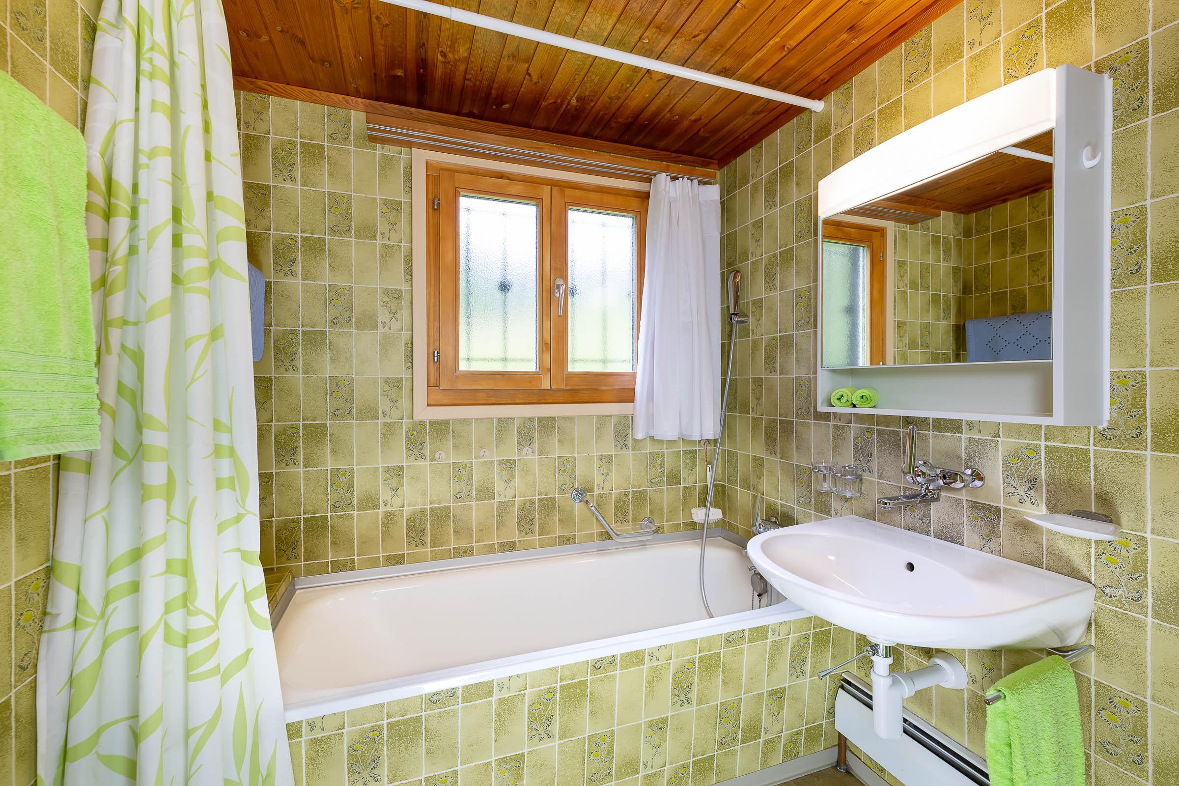 Badezimmer mit Badewanne Badezimmer mit Badewanne