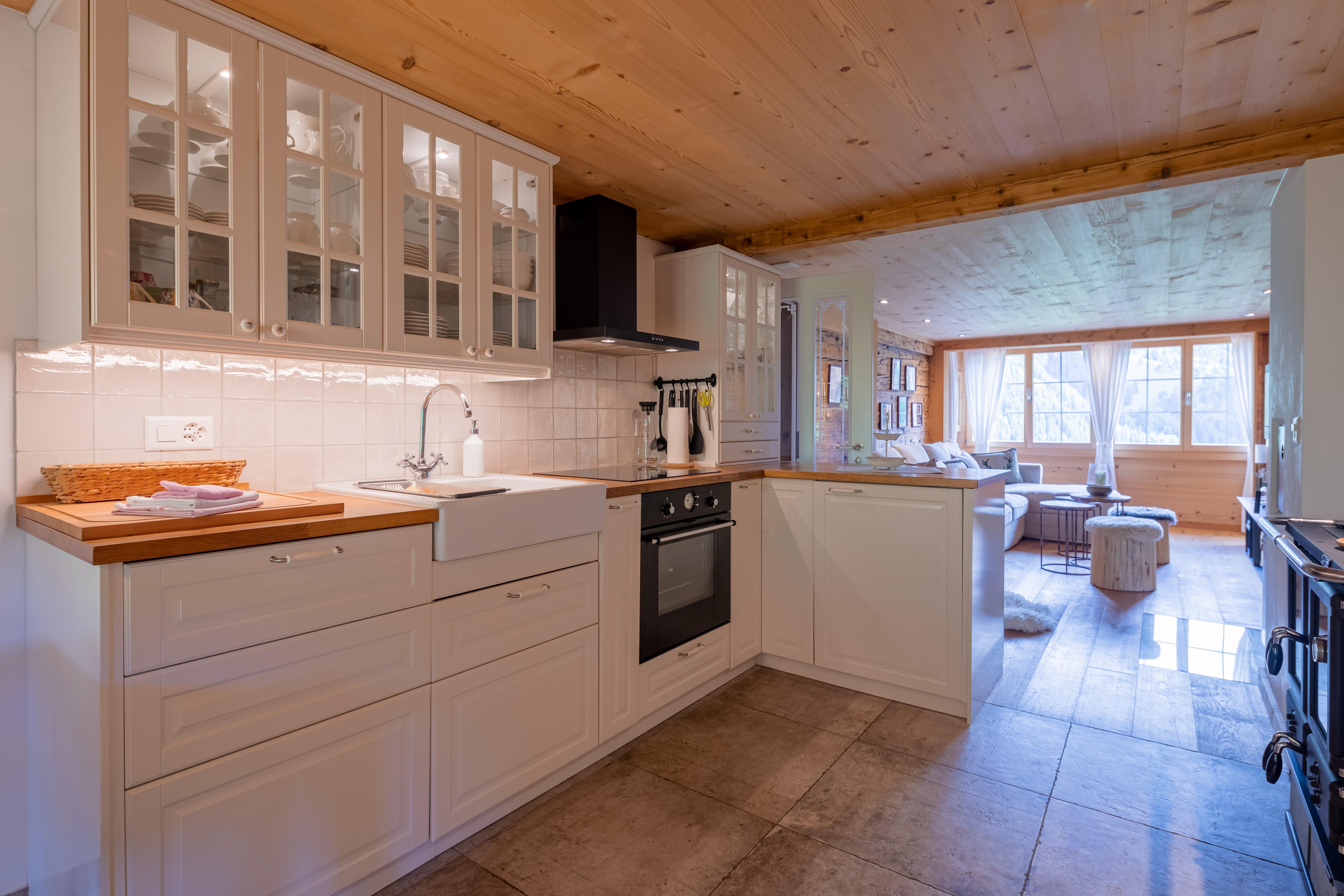 Küche mit Blick zum Wohnzimmer Küche mit Blick zum Wohnzimmer