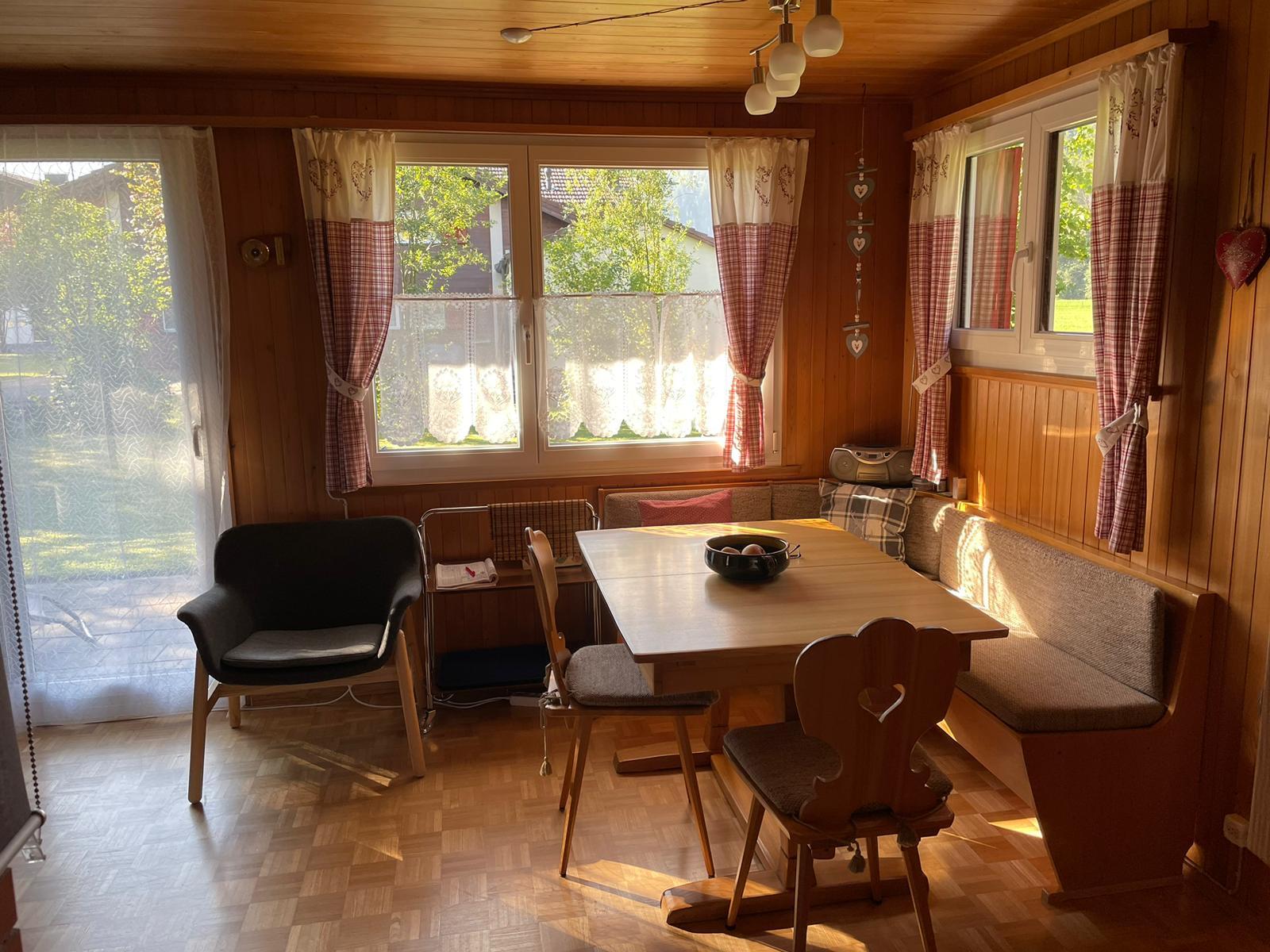 Esszimmer mit Blick in den Garten Esszimmer mit Blick in den Garten