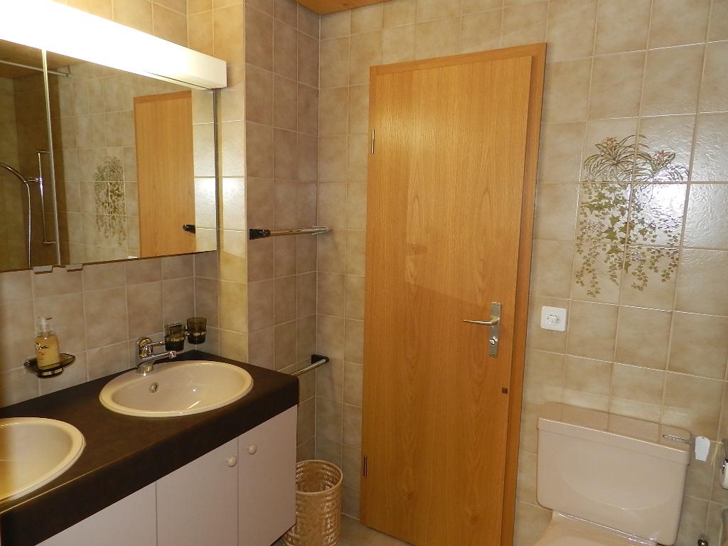 Badezimmer (3) Badezimmer (3)