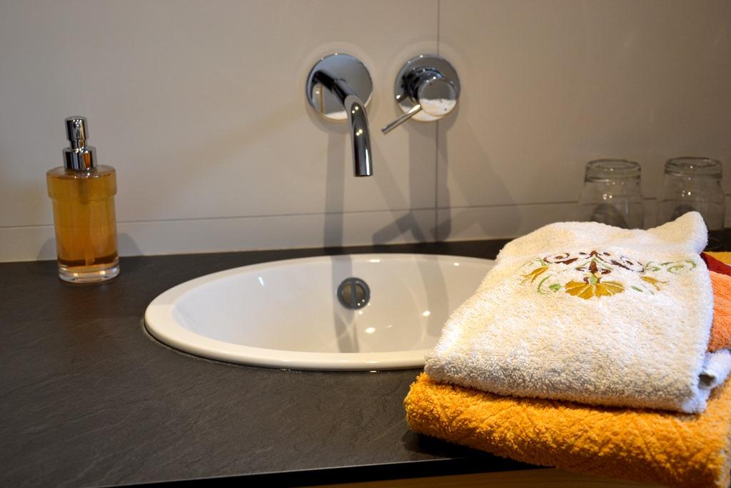 Lavabo im Duschraum im OG. Lavabo im Duschraum im OG.