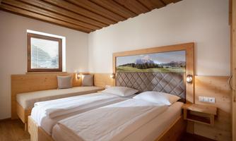 Cozy studio with a double bed and a single bed.