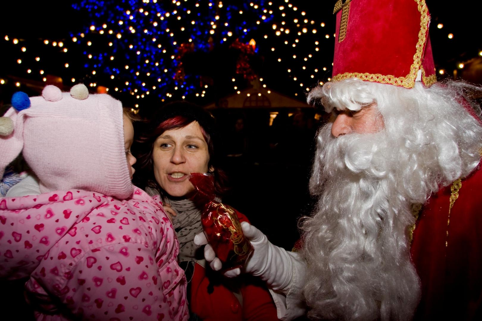 Nikolauseinzug am Christkindlmarkt Marktplatz