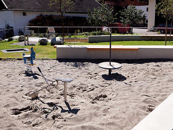 Kinderspielplatz mit Wasserspielgerät und Kneippbecken