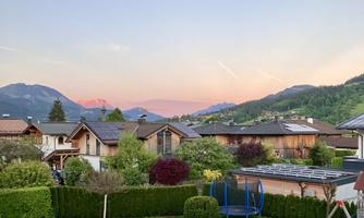 Evening feel-good atmosphere with direct views from the balcony of mountains, gardens, and the picturesque landscape. Let your soul dangle 💛