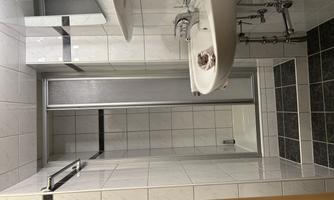 Bad mit Dusche, WC und Waschbecken