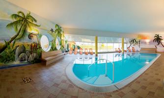 Hallenbad mit Gegenstromanlage und Whirlbecken