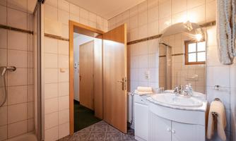 App_9_Wandberg_klein_Badezimmer