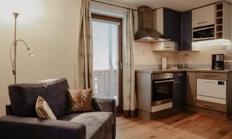 Wohnbereich mit Kueche Kogl Alpengruß