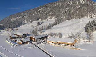 Hacklhof im Winter an der Loipe