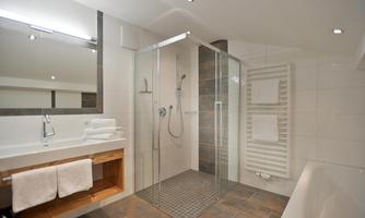 Bad: Badewanne / Dusch / WC