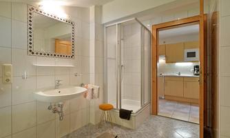Appartement II - Badezimmer, Blick in die Küche