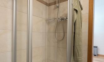 Badezimmer mit Dusche / WC