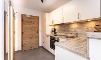 Küche und Eingangstüre