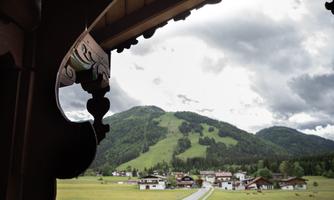 Ausblick vom Balkon auf die umliegende Bergwelt