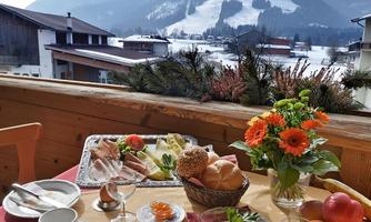 Terrasse mit Fruehstueck