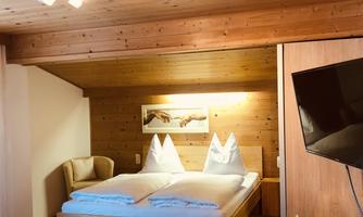 9DEE1DC6-D844-43F7-B95C-4AD686244F4E