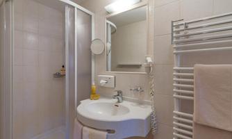 Hotel_Walchseer_Hof_Dorfplatz_2_Walchsee_01_2022_Z