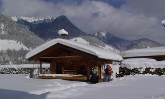 Haus Alpina verschneiter Garten