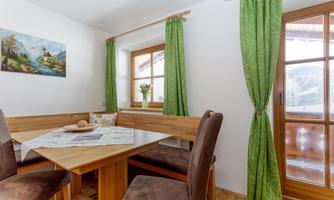 Ferienwohnung Walchsee Wohnzimmer Esstisch