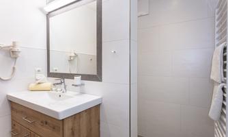 Waschtisch mit großem Spiegel