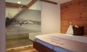 Schlafzimmer zum Bad Kaiser Alpengruß