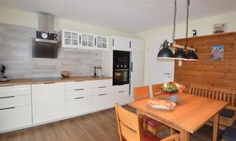 Küche mit Sitzgruppe/Essbereich