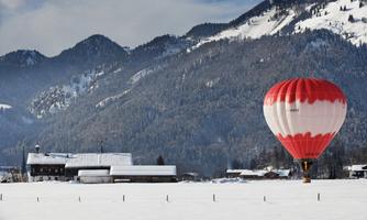 Kaiserwinkl_Bergpanorama Kössen Ballon Fahren