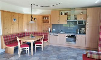 Die gemütliche Essecke mit Küchenzeile