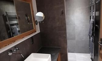 Bad mit Dusche und WC