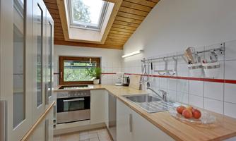 Küche mit Elektroherd Spülmaschine