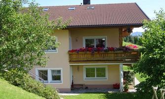 Im_EG_des_Hauses_befindet_sich_die_Ferienwohnung