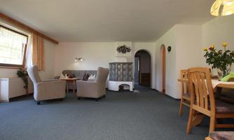 App "2" - Wohnzimmer mit Kachelofen