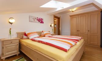 Ferienwohnung Walchsee Schlafzimmer zwei Kasten