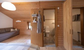 Schlafzimmer mit Einblick Badezimmer