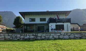 Frontansicht Haus und Terrasse Ferienwohnung