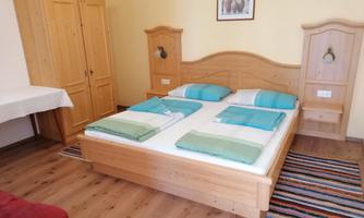 Schlafzimmer mit Doppelbett und Schlafcouchh