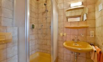 K1600_Huettwirt-Koessen-Zimmer-1-Badezimmer