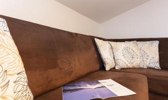 Ferienwohnung Walchsee Wohnzimmer Couch