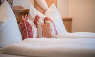 Hotelzimmer Hotel Riedl (c) VANMEY Photography