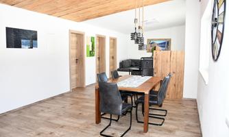 Esstisch und Wohnzimmer