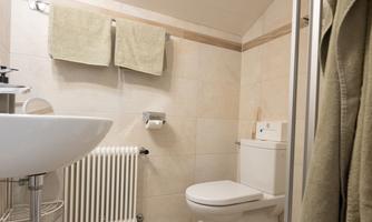 Badezimmer mit Dusche / WC