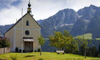 Kapelle mit Bergpanorama Kaiserwinkl