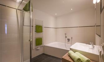 modernes Badezimmer mit grosser Doppelbadewanne