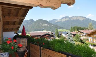 Gr0ßer Balkon mit Blick auf die Berge