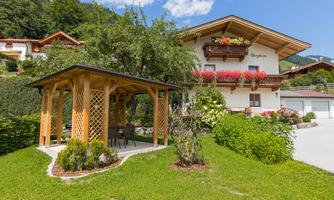 Hausansicht mit Pavillon