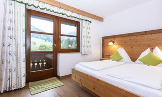 Schlafzimmer mit Doppelbett