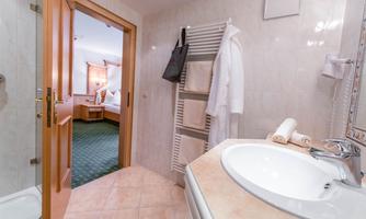 Badezimmer Juniorsuite Bergfried_Hotel Riedl (c) V