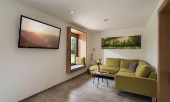 Couch mit Lesefenster und großem Flat TV